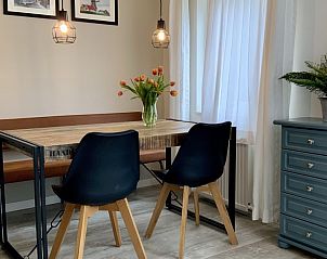 Sfeervolle slaapkamer met twee bedden in familie Smit vakantiehuis, Den Burg, Texel, ideaal voor een goede nachtrust.