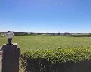 Achteraanzicht van NH198 vakantiehuis met terras in Den Burg Texel.