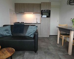 Open keuken in NH198 vakantiehuis Den Burg Texel met moderne apparatuur.