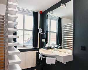 Moderne wastafel in Nobel Hotel, Ballum, Ameland, vakantie appartement met ruime badkamer en natuurlijke verlichting.