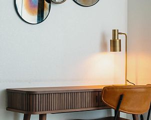 Unieke lamp Nobel Hotel in Ballum, Ameland, vakantie appartement met bijzondere vormgeving en sfeerverlichting.