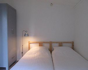 Comfortabele slaapkamer in Zeealsem vakantiehuis, Ballum, Ameland, met tweepersoonsbed.