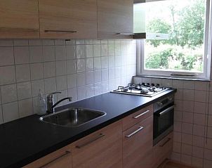 Volledig uitgeruste keuken in Zeealsem vakantiehuis, Ballum, Ameland met uitzicht op de natuur.