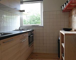 Keuken in Zeealsem vakantiehuis, Ballum, Ameland met moderne apparatuur en uitzicht.