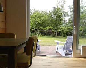 Terras met stoelen in Zeealsem vakantiehuis, Ballum, Ameland met tuinzicht.