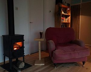 Knusse zithoek met open haard in Zeealsem vakantiehuis, Ballum, Ameland.