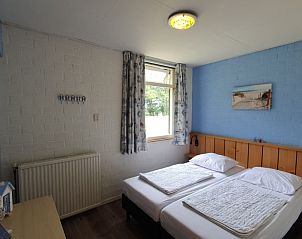 Comfortabele tweepersoons slaapkamer in Weizicht bungalow, Dennenbos, Texel.