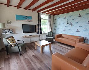 Lichte woonkamer in bungalow Weizicht, Dennenbos, Texel met moderne inrichting.