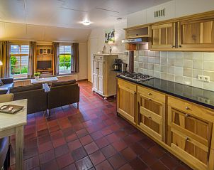 Volledig uitgeruste keuken in Appartement De Merel, Den Burg, Texel, met houten kasten en moderne voorzieningen.