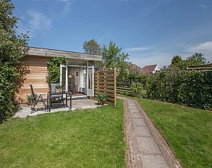 Slingerhuusie vakantiehuis in Den Burg, Texel met zonnig terras en groene tuin voor ontspannen verblijf op de Waddeneilanden.