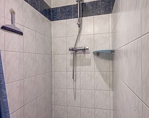 Moderne douche in Appartement Boerderij Irene, gelegen in Den Burg, Texel.