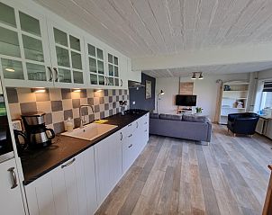 Moderne keuken en woonkamer in Vakantiehuis Westzicht, Den Burg Texel, met stijlvolle inrichting.