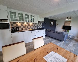 Gezellige eetruimte en keuken in Vakantiehuis Westzicht, Den Burg Texel, perfect voor familiediners.
