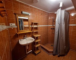 Stijlvolle badkamer met douche in Vakantiehuis Westzicht, Den Burg Texel, voorzien van moderne faciliteiten.