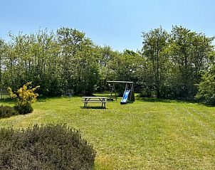 Speelplaats in de tuin van Vakantiehuisje in Den Burg, kindvriendelijk op Texel, Waddeneilanden.