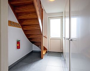 Ingang met houten trap in Vakantiehuisje in Den Burg, Texel, Waddeneilanden.