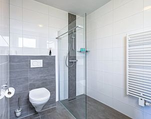 Moderne badkamer in Vakantiehuisje in Den Burg, comfort op Texel, Waddeneilanden.