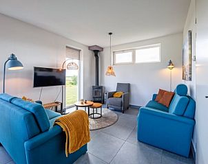 Gezellige woonkamer in Vakantiehuisje in Den Burg met moderne inrichting op Texel, Waddeneilanden.