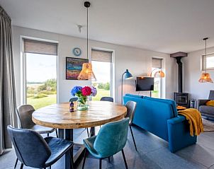 Eethoek met uitzicht op de natuur in Vakantiehuisje in Den Burg, Texel, Waddeneilanden.