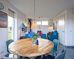 Eettafel in lichte ruimte van Vakantiehuisje in Den Burg, Texel, Waddeneilanden.