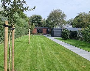 Luxe tuin bij Schoonoordsingel 29a vakantiehuis in Den Burg, Texel, omgeven door groen en rust.