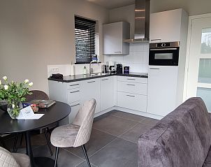 Volledig uitgeruste keuken in Schoonoordsingel 29a vakantiehuis, Den Burg, Texel, met moderne apparatuur.