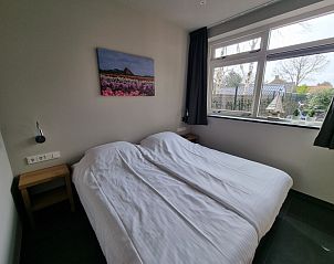 Gezellige slaapkamer met tweepersoonsbed in Schoonoordsingel 29a, vakantiehuis Den Burg, Texel.