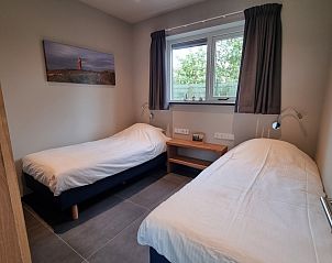 Slaapkamer met twee eenpersoonsbedden in Schoonoordsingel 29a, vakantiewoning Den Burg, Texel.