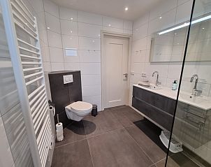 Stijlvolle badkamer met dubbele wastafel in Schoonoordsingel 29a vakantiehuis, Den Burg, Texel.