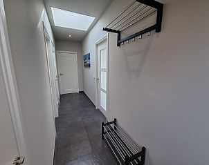 Heldere gang met dakraam in Schoonoordsingel 29a vakantiewoning, Den Burg, Texel, met opbergruimte.