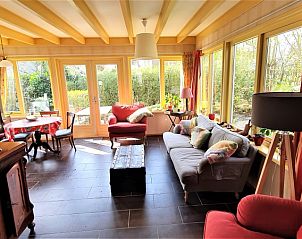 Lichte woonkamer in Het Achterhuys vakantiehuis Den Burg Texel met comfortabele zitruimte.