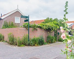 Stadhuisje Texel vakantiehuis in Den Burg, Texel met charmante gevel en groene omgeving op de Waddeneilanden.