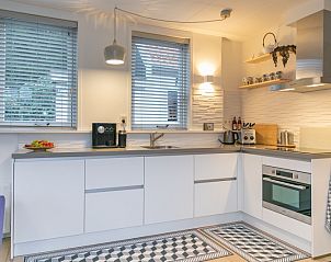 Moderne keuken in Stadhuisje Texel vakantiehuis, Den Burg, Texel met strakke lijnen en volledig uitgeruste voorzieningen.