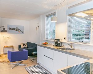 Ruime woonkamer in Stadhuisje Texel, Den Burg, Texel met open keuken en gezellige zithoek op de Waddeneilanden.