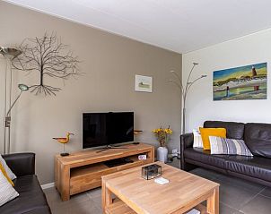 Gezellige woonkamer in Huisje in Den Burg, Texel, met comfortabele zithoek en moderne inrichting.