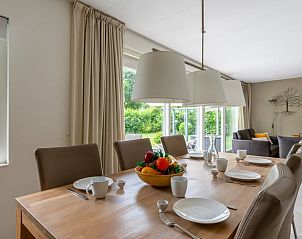 Eetkamer in Huisje in Den Burg, Texel, met grote tafel voor gezellige maaltijden.