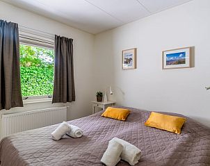 Comfortabele slaapkamer in Huisje in Den Burg, Texel, met tweepersoonsbed en frisse inrichting.