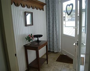 Entree van De Bedstee, vakantiehuis in Den Burg, Texel met rustieke decoraties.