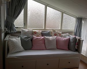 Lichte zithoek met kussens in De Bedstee, vakantiehuis Den Burg, Texel.