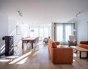 Ruime woonkamer van Korenmolen vakantiehuis in Den Burg, Texel met veel lichtinval.