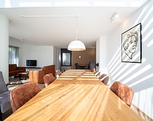 Eetruimte in Korenmolen vakantiehuis, Den Burg, Texel met grote houten tafel.