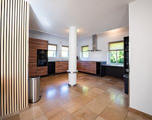 Moderne keuken in Korenmolen vakantiehuis, Den Burg, Texel met houten kasten.