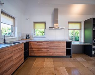 Koken in stijl in Korenmolen vakantiehuis, Den Burg, Texel met ruime keuken.