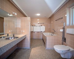 Stijlvolle badkamer in Korenmolen vakantiehuis, Den Burg, Texel met dubbele wastafel.