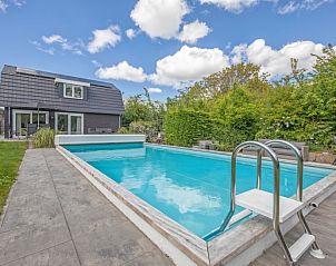 Ruim zwembad bij Villa 3C in Den Burg Texel, perfect voor ontspannen vakantie op de Waddeneilanden.