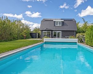 Verfrissend zwembad bij Villa 3C, Den Burg Texel, vakantiehuis voor zomerse dagen op de Waddeneilanden.