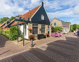 Gezellige omgeving van Appartement De Kwikstaart, Den Burg, Texel, met karakteristieke architectuur en bloeiende natuur.