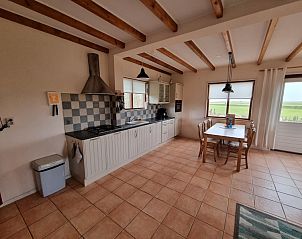 Gezellige keuken in Vakantiehuis Duinzicht, Den Burg, Texel, met landelijke uitstraling en uitzicht op de natuur.