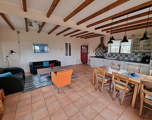 Ruime woonkamer in Vakantiehuis Duinzicht, Den Burg, Texel, met gezellige zithoek en open keuken.