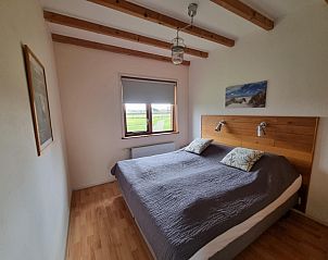 Slaapkamer in Vakantiehuis Duinzicht, Den Burg, Texel, met comfortabel tweepersoonsbed en uitzicht op de omgeving.